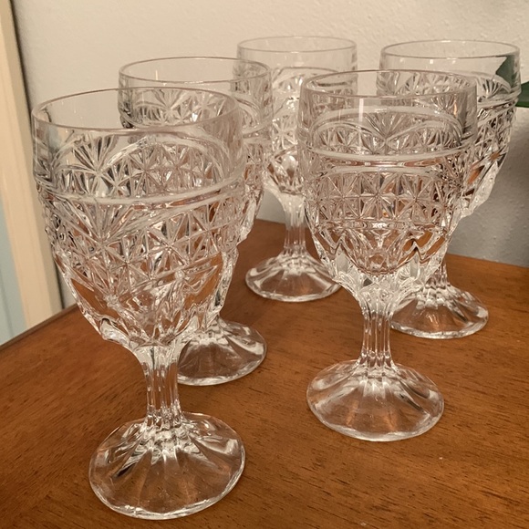 Set of 5 Crystal Cut Glass Liquor Glasses In Excellent Condition - Picture 3 of 10